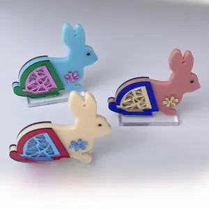 Figurines de lapin en acétate à motifs évidés, couleurs bleu, rose et ivoire