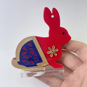 Détail d'une sculpture de lapin en acrylique rouge avec facettes géométriques