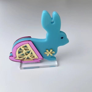 Sculpture de lapin en acétate bleu et rose sur support acrylique transparent pour déco