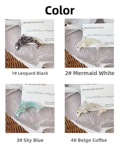 Détail de barrettes dauphin en léopard, blanc perle, bleu marbre et motifs beige
