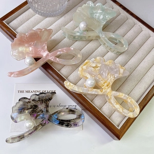 Pinces à cheveux feuille de ginkgo avec perles en acétate marbré et finitions unies