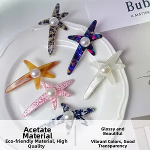 Assortiment de barrettes étoile de mer en acétate avec perles sur une assiette décorative