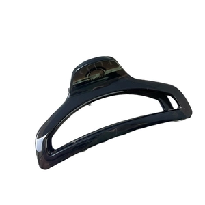 Elegante molletta per capelli in resina nera traslucida con finitura lucida geometrica