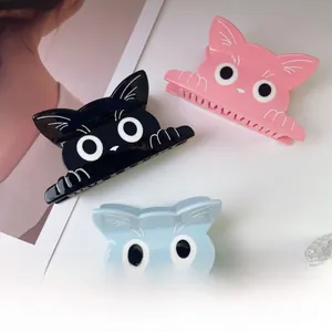 Dettaglio ravvicinato di simpatici fermagli per capelli a gatto in acetato pregiato