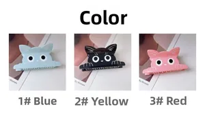 Dettaglio di tre simpatici mollettoni a forma di gatto in acetato nei colori blu, nero e rosa
