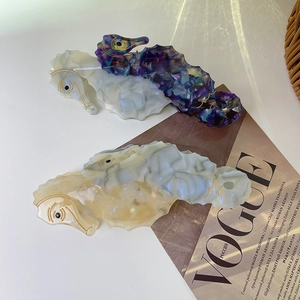 Schicke Haarklammern aus Acetat in Seepferdchen-Form mit Perlglanz auf Vogue-Magazin