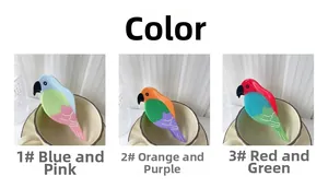 Dettaglio di tre mollette per capelli a forma di pappagallo in vivaci combinazioni di colori