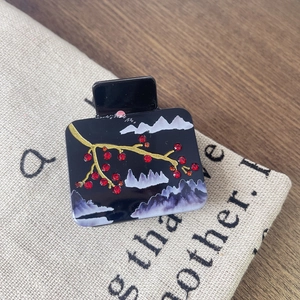 Pince à cheveux carrée en acétate noir avec motif paysage et strass rouges