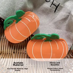 Détail de pinces à cheveux citrouille en acétate de qualité supérieure au fini brillant