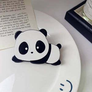Dettaglio della graziosa molletta per capelli a panda in acetato lucido bianco e nero