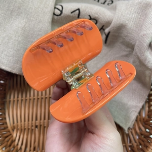 Vue détaillée de la pince à cheveux orange citrouille dotée d'un ressort métallique
