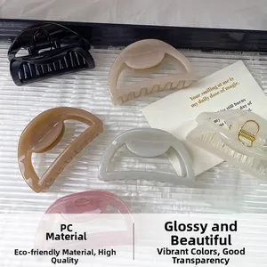 Détail macro de pinces à cheveux en PC brillant aux couleurs variées et transparentes