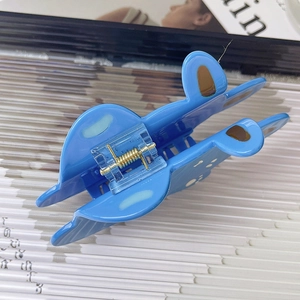 Detailaufnahme einer blauen 3D-Bären-Haarklammer aus Acetat mit stabiler Metallfeder
