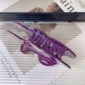 Detail einer lila Hasen-Haarklammer aus Acetat mit glänzendem Harz-Finish für Damen