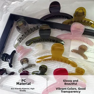 Dettaglio di varie pinze per capelli in materiale PC in molteplici colori e finiture