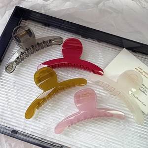 Set di grandi fermagli per capelli eleganti in cinque colori su un vassoio di classe
