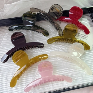 Elegante set di grandi fermagli per capelli in vari colori su vassoio bianco