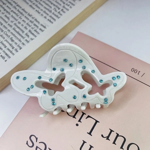 Pinza per capelli a farfalla in acetato bianco perla con strass azzurri