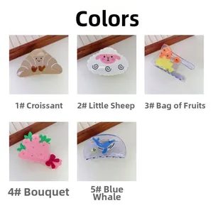 Détail de cinq pinces à cheveux mignonnes avec motifs croissant, mouton et baleine bleue