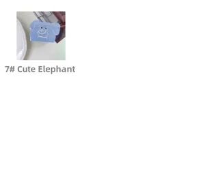 Dettaglio del fermaglio per capelli in acetato azzurro con simpatico elefante