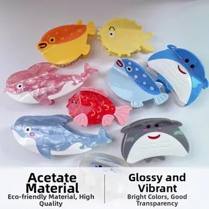 Detalle de pinzas para el cabello en acetato con formas de medusas y peces globo de colores