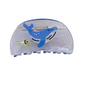 Pince à cheveux baleine bleue en acétate avec motif de poisson jaune sur fond blanc