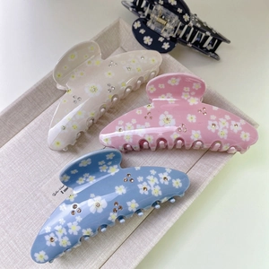 Pinces à cheveux fleurs avec strass en rose, bleu et beige pour une coiffure élégante