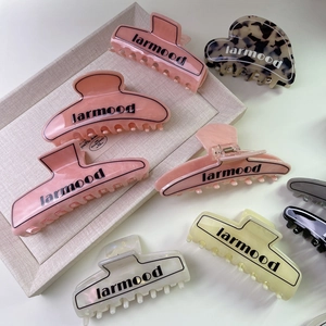 Set di fermagli per capelli chic in acetato rosa, crema e motivi a cuore leopardato