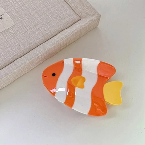 Detailansicht der Haarspange in Clownfisch-Form aus orange-weißem Acetat-Material