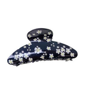Pince à cheveux bleu marine avec motifs de fleurs blanches et cristaux étincelants