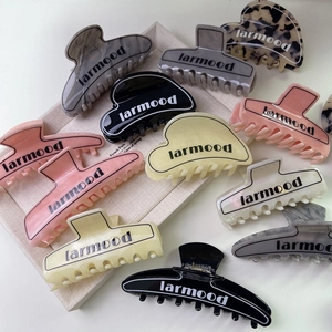 Assortimento di mollette per capelli francesi in acetato a cuore e forme geometriche