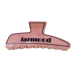 Pinza per capelli in acetato rosa con trama marmorizzata e scritte nere chic