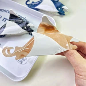 Pince à cheveux minimaliste en acétate design raie manta avec motif marbré