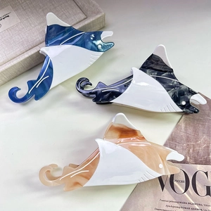 Détails des pinces à cheveux en acétate en forme de raie manta aux motifs variés