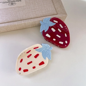 Pinces à cheveux fraise en acétate avec strass en couleurs bordeaux et blanc crème