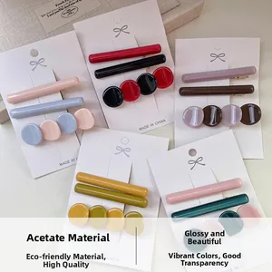 Détail de pinces à cheveux en acétate coloré rose bleu et vert avec finition brillante