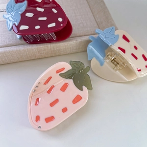 Trois pinces à cheveux fraises en rouge, beige et rose avec des strass brillants décorés