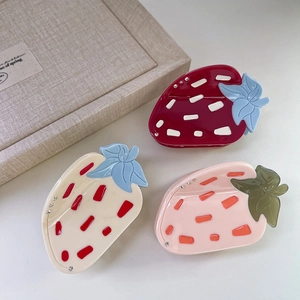 Trois pinces à cheveux fraises en acétate avec strass brillants en diverses couleurs