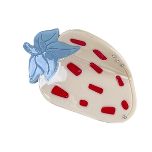 Pince à cheveux fraise mignonne en acétate avec strass et finition blanc crème