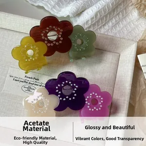 Détail macro de pinces à cheveux en acétate avec strass aux couleurs élégantes