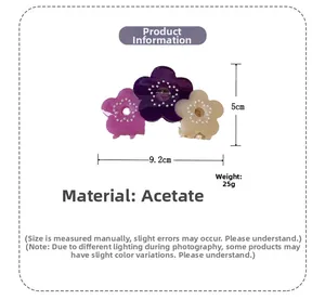Détail des pinces à cheveux en acétate fleuries avec perles en violet et blanc crème