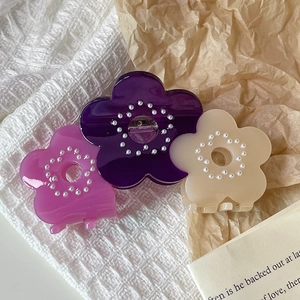 Détails des pinces à cheveux fleurs en acétate avec perles en violet et beige nacré