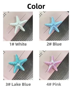 Détail de pinces à cheveux étoile de mer montrant la texture résine en bleu et rose