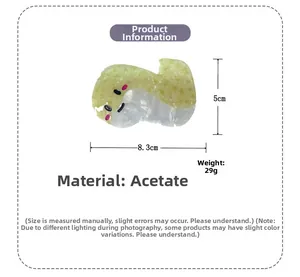 Dettaglio della pinza per capelli a serpente con dimensioni di 8,3cm e trama in acetato