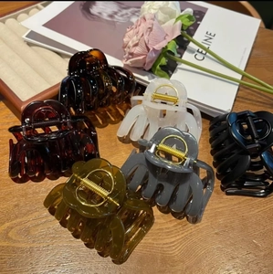 Set di sei grandi mollette per capelli in resina in vari colori per acconciature folte