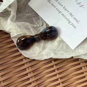 Detailaufnahme der Acetat-Haarspange mit Schildpattmuster und eleganter Schleife