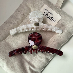 Pinces à cheveux élégantes en acétate marbre blanc et rouge foncé avec logo doré