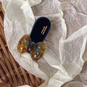 Detailaufnahme der Schildpatt-Schleifen-Haarspange mit goldenem France Handmade Logo