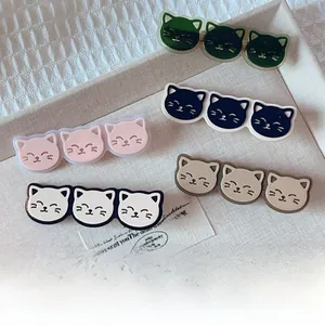 Vue détaillée de jolies barrettes en forme de chat en acétate de diverses couleurs