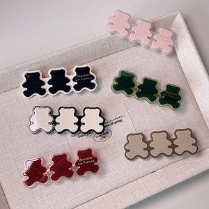 Lot de six barrettes en acétate en forme de panda en rose, noir et blanc crème